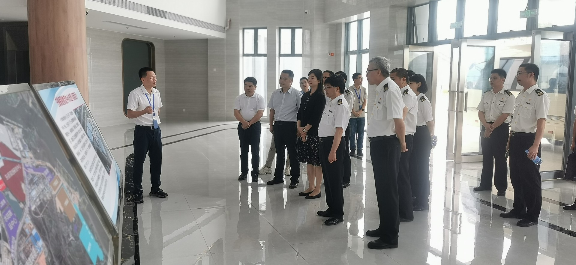 海关总署自贸司司长潘城一行莅临宁德国际物流中心项目调研，周桂芳拍摄1.jpg